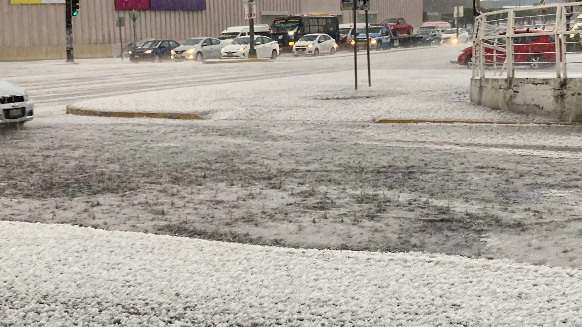 La capital poblana se pinta de blanco tras fuerte granizada